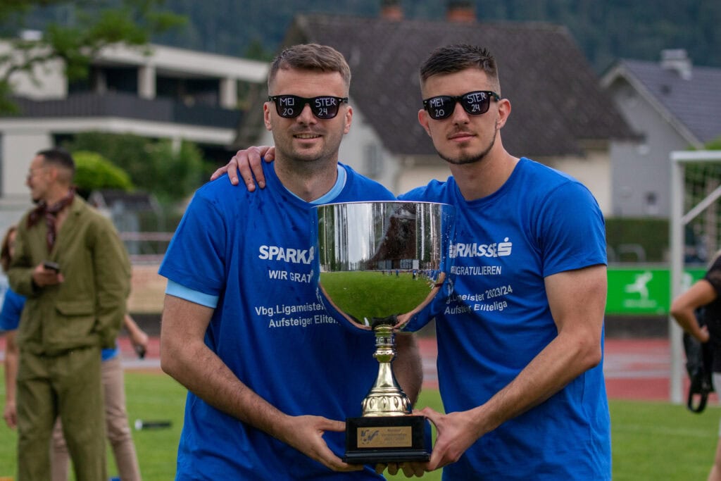 Nedeljko Pantos und Marko Coric mit dem Meisterpokal 2024