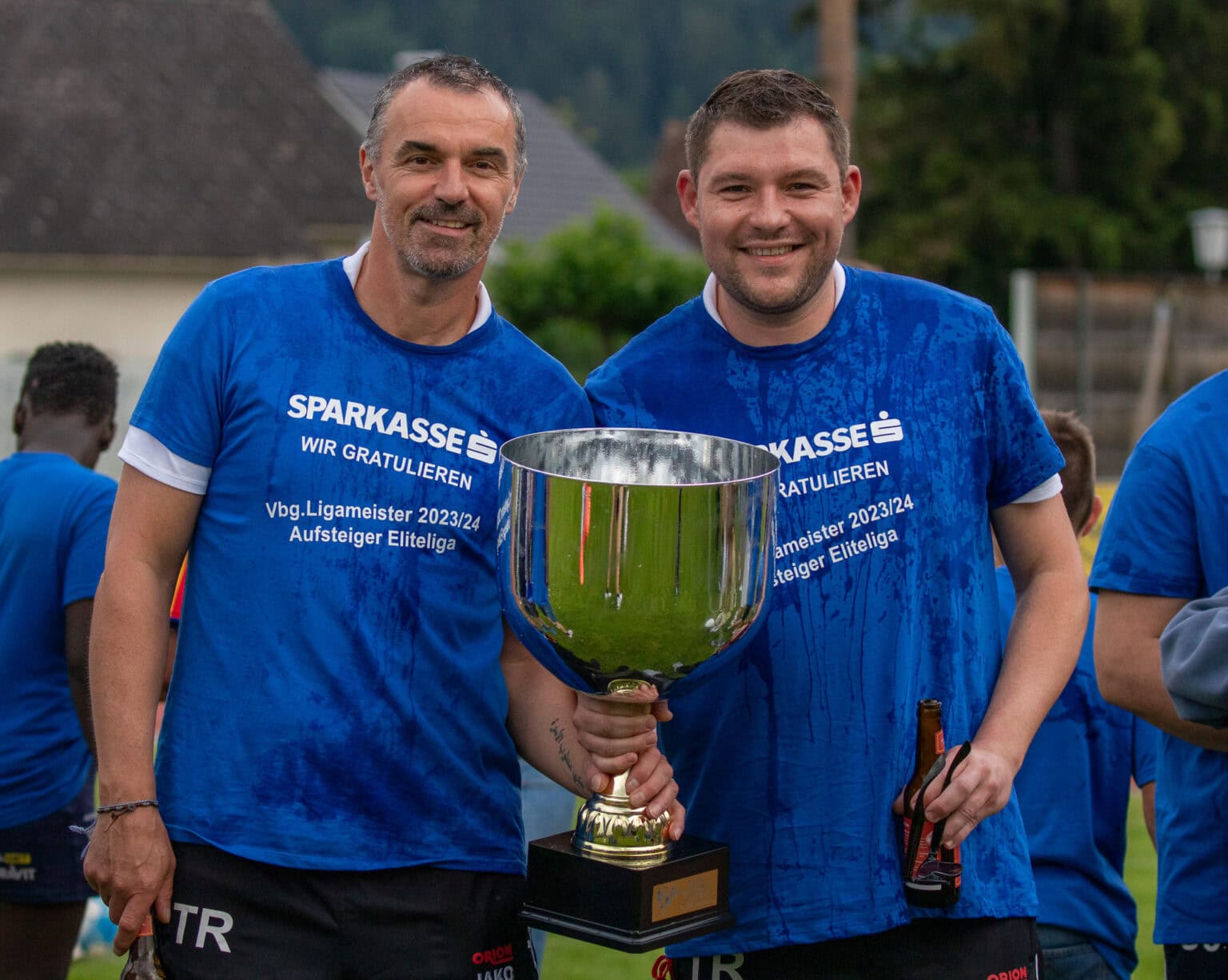 Oliver Schnellrieder und Manuel Petrovic mit dem Vorarlbergliga-Pokal