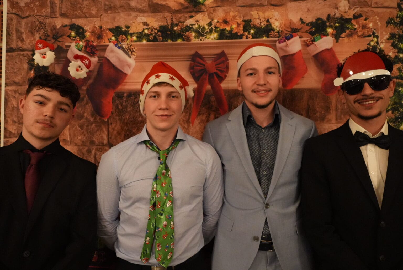 Genossen sichtlich die blau-weiße Weihnachtsfeier (v. l. n. r.): Adrian Hlavinka, Kevin Kukovec, Lorenz Gorbach, Eren Özcan. Foto: BWF 