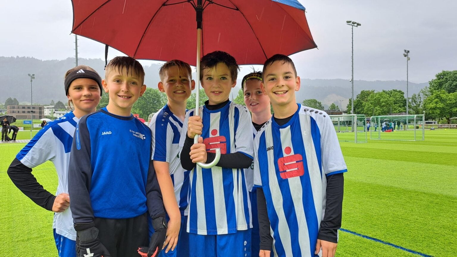 Auch bei Regenwetter macht Fußball Spaß! Hier ein Bild unserer U10 bei ihrem klatschnassen Einsatz in Hörbranz. Foto: BWF