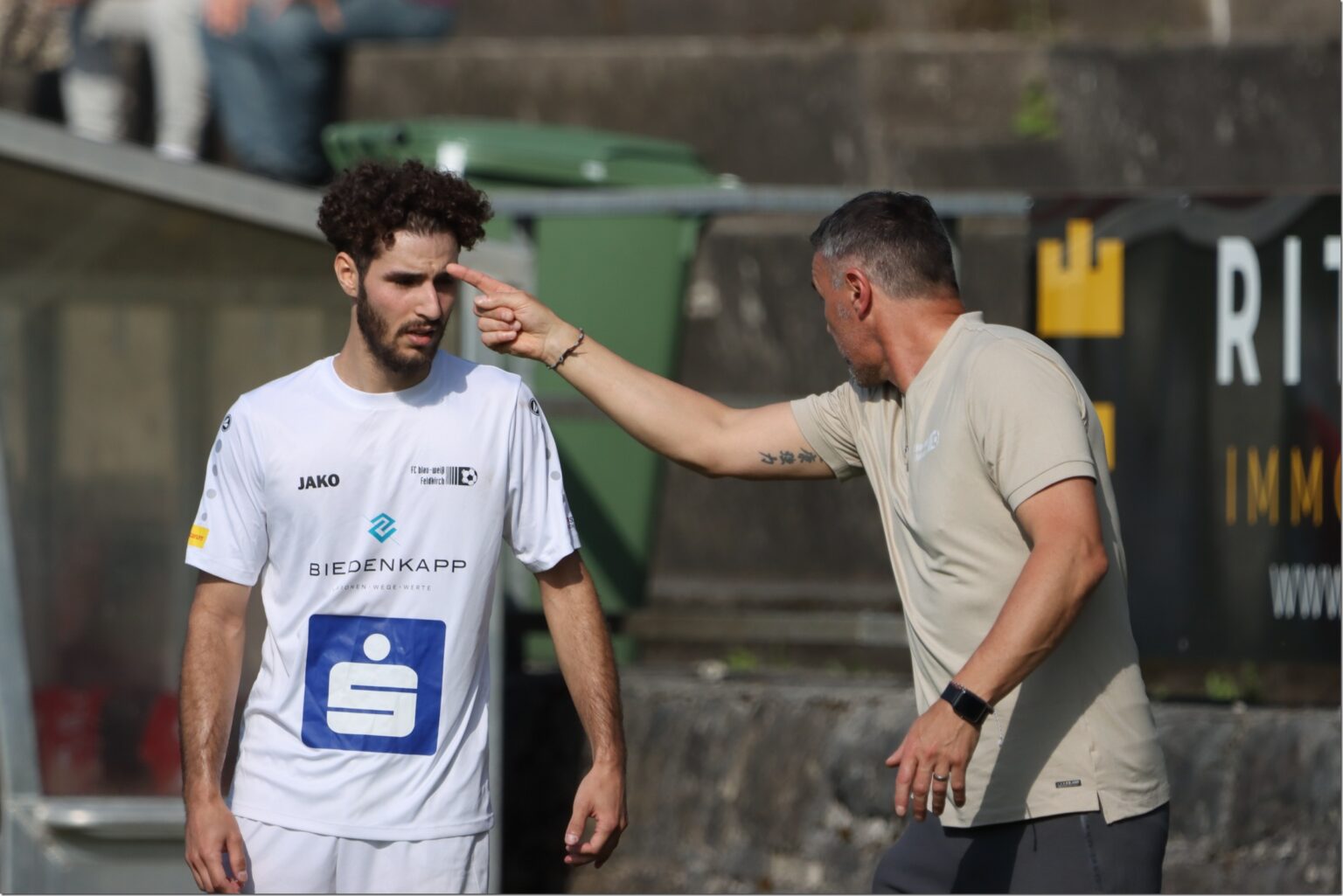 Cheftrainer Oliver Schnellrieder gibt in der Englischen Derbywoche die Richtung vor. Foto: Knobel/VN