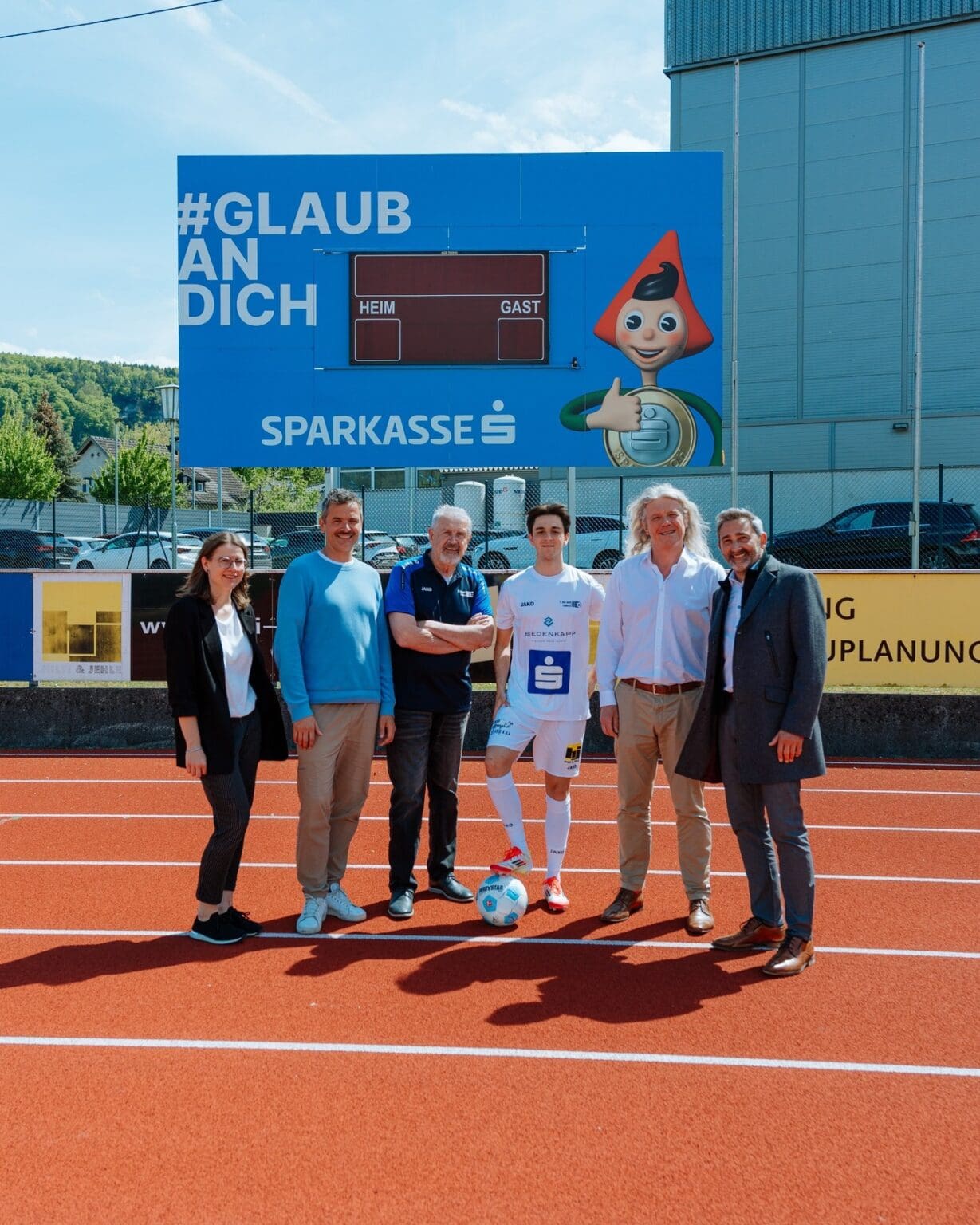 Gemeinsames Ziel, gemeinsamer Weg – Verein und Sparkasse verlängern ihre Kooperation.