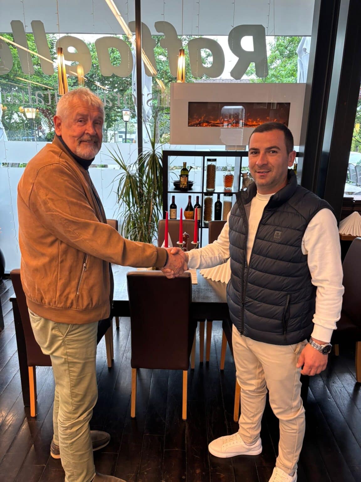 BW-Obmann Bernhard Neuberger freut sich auf die kommenden zwei Jahren mit dem EMAS Malerbetrieb in  Person von Etem Bölükbas. Foto: BWF