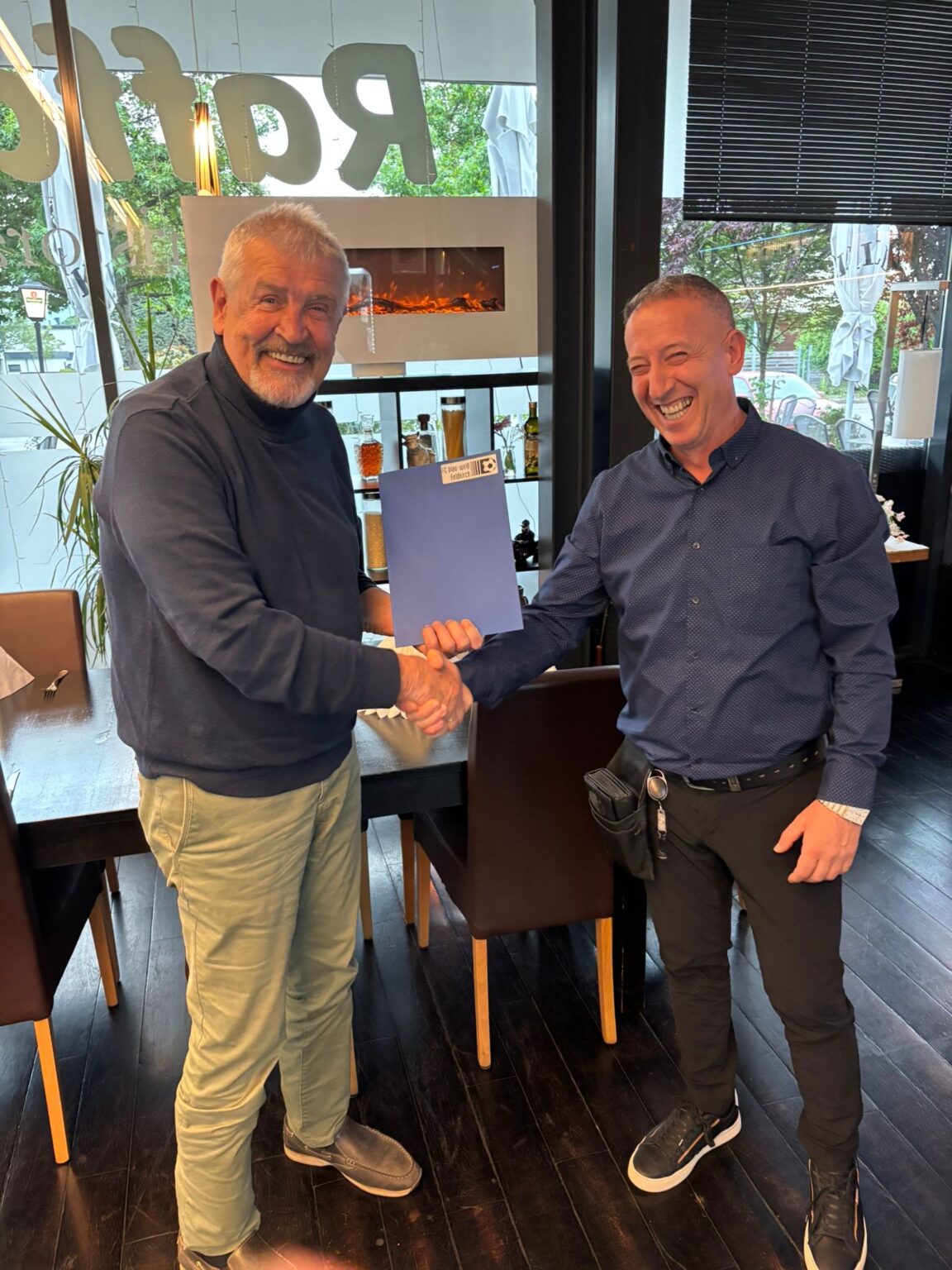 Obmann Bernhard Neuberger und Baki Sahitaj besiegelten die zweijährige Partnerschaft. Foto: BWF
