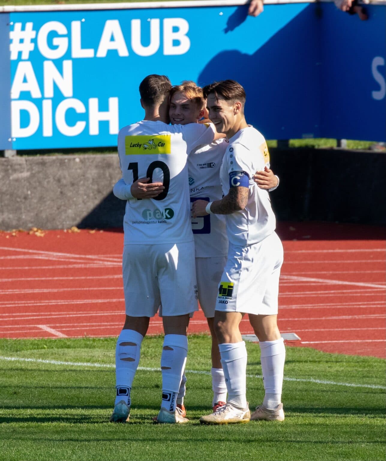 Die Blau-Weißen jubeln über den 4. Sieg in Folge und über den ersten vollen Erfolg in Egg seit über einem Jahrzehnt. Foto: Sonderegger/BWF Torjubel Blau-Weiß