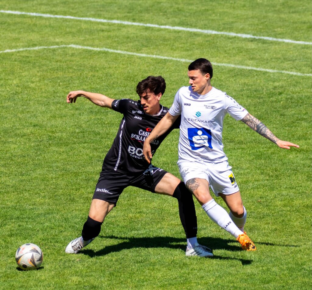 David Schnellrieder im Zweikampf